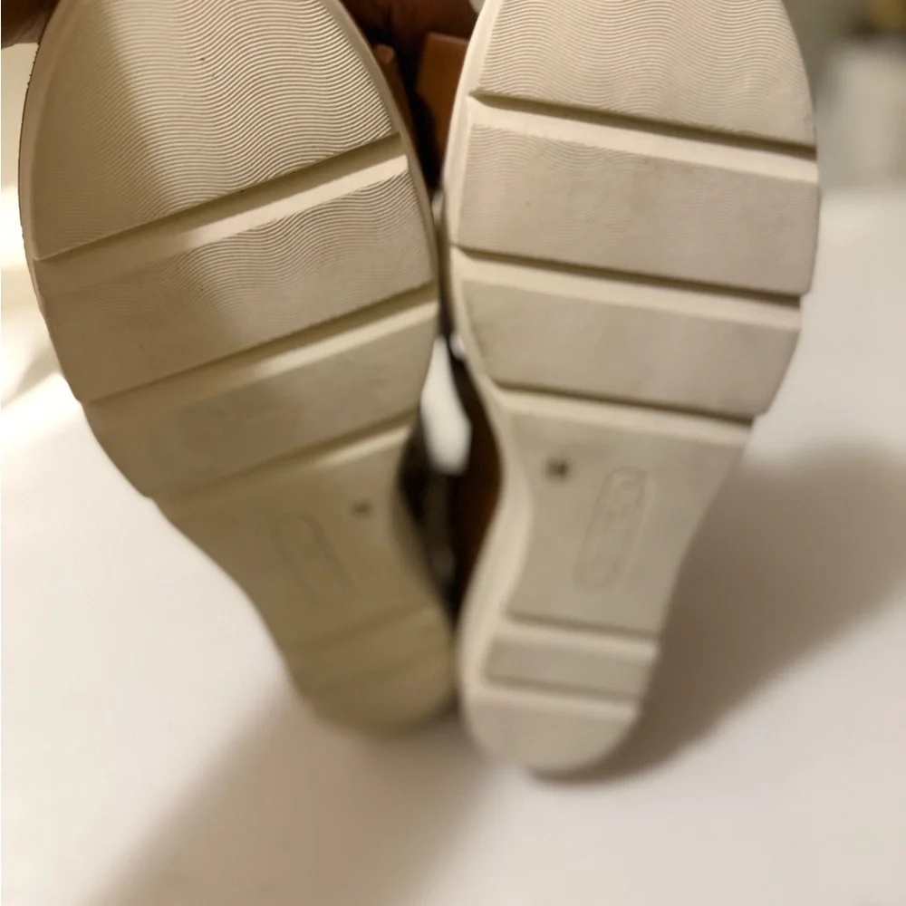 Posture Women's Brown Wedge Sandals are soft and cozy. In excellent  conditions_11